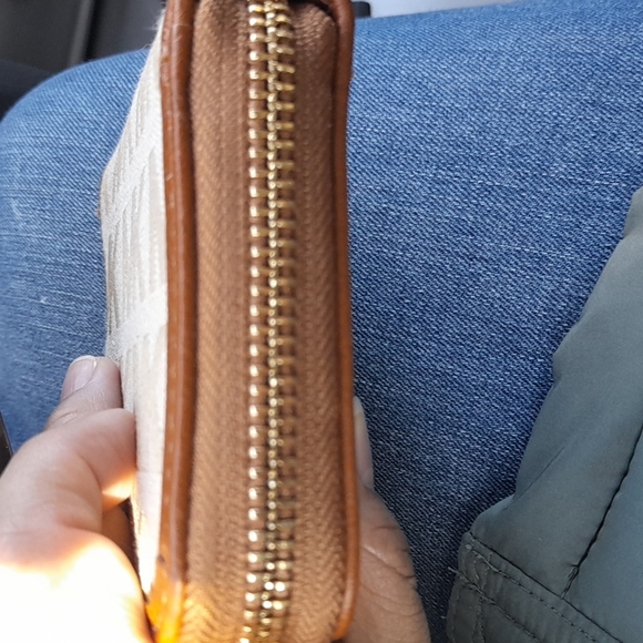 Flash Sale! Today only deal! Like New! Michael kors wallet - Picture 4 of 8